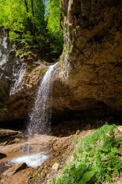 yaz güneşli gün sarkan kayalar ile güzel yüksek düşen şelale
