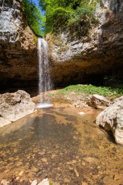 güneşli bir gün aşırı asılı uçurum ile yüksek güzel düşen şelale