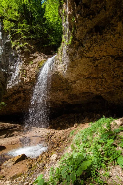 Bela Cachoeira Alta Queda Com Rochas Salientes Verão Dia Ensolarado — Fotografia de Stock