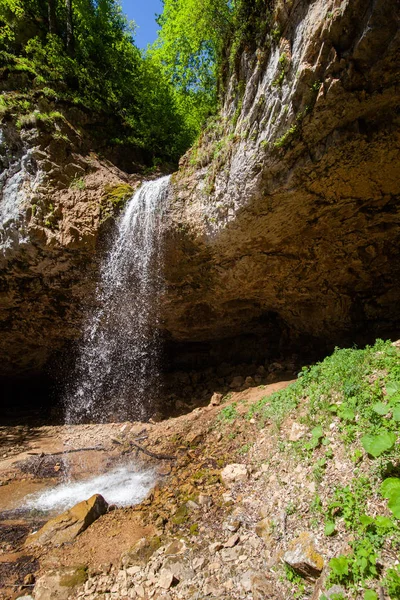 Bela Cachoeira Alta Queda Com Rochas Salientes Dia Ensolarado — Fotografia de Stock