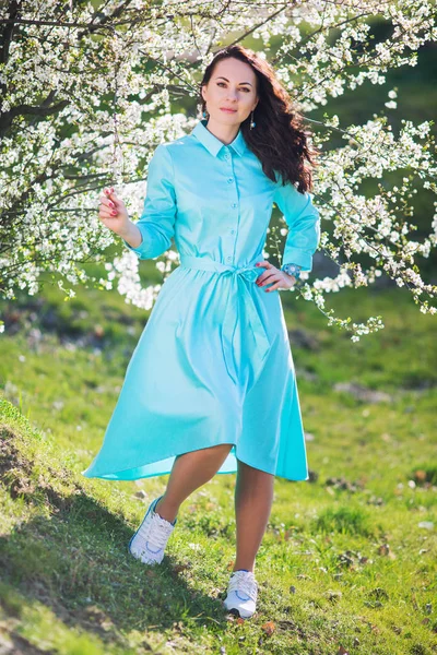 tam büyüme bir çiçek beyaz Bush uzun mavi elbiseli esmer bir kız portresi