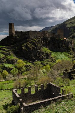 Gürcistan'da fırtınalı gökyüzü altında bir uçurumda ortaçağ kale Khertvisi 
