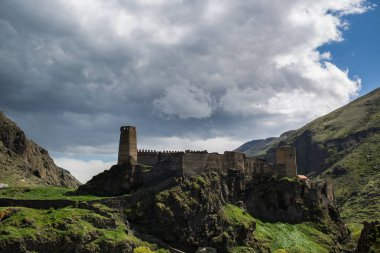 Gürcistan'da bir kaya kayalık üzerinde ortaçağ kale