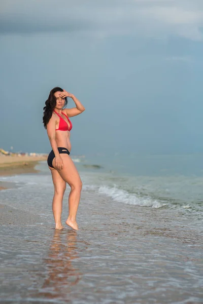 Струнка Брюнетка Бікіні Стоїть Піщаному Пляжі Біля Серфінгу — стокове фото