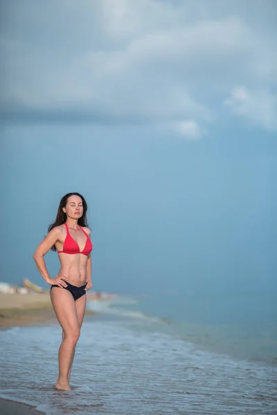Струнка Брюнетка Червоному Бікіні Стоїть Піщаному Пляжі Біля Серфінгу — стокове фото
