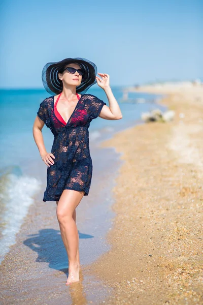 Брюнетка Дівчина Бікіні Чорний Капелюх Сонцезахисних Окулярах Серфінгу Піщаному Пляжі — стокове фото
