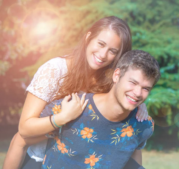 Genç çift eğlenceli parkta vardır.