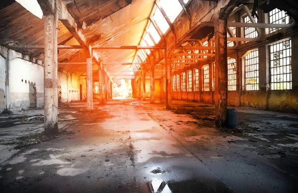 Egy Elhagyatott Elhagyott Gyárban Megtekintése — Stock Fotó