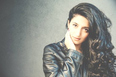 güzel esmer kız yoğun bakışla