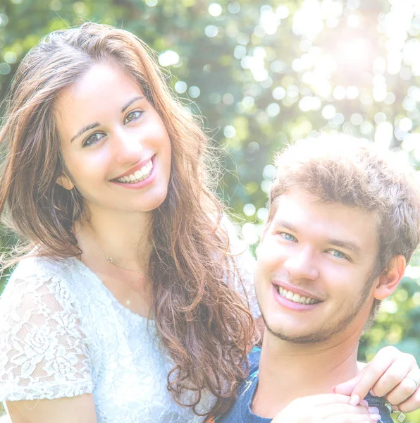 Genç çift eğlenceli parkta vardır.