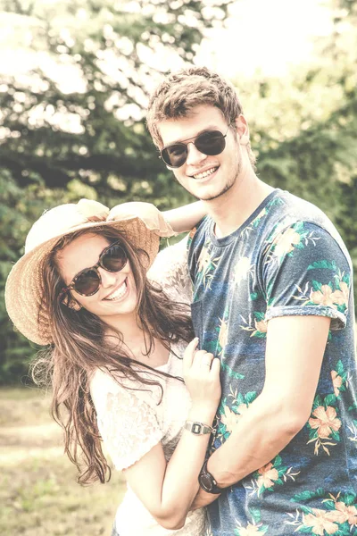 Genç çift eğlenceli parkta vardır.