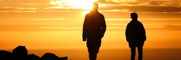 Couple Strolling Sunset — Stock Photo, Image