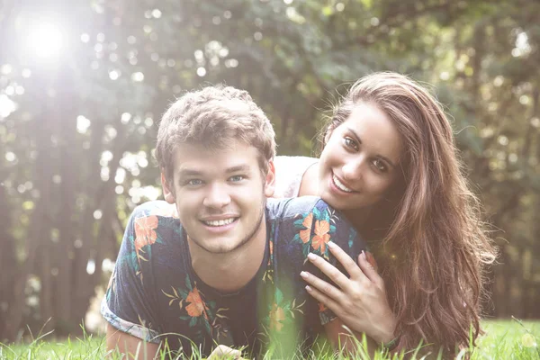 Jovem Casal Diverte Parque — Fotografia de Stock