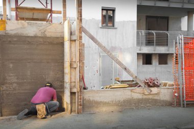 bir inşaat alanında bir işçisi