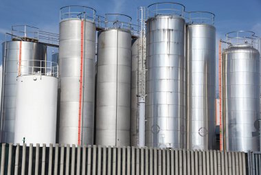 Kimya Fabrikası bir metalik siloları