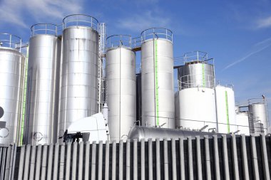 Kimya Fabrikası bir metalik siloları