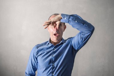 kokulu ve burnunu kapatarak bir adam