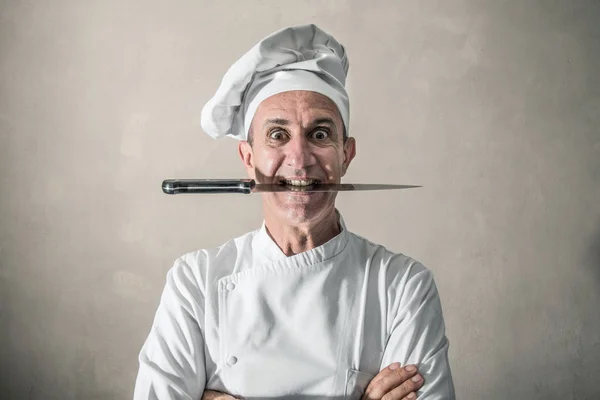 Bláznivý Kuchař Nožem Mezi Zuby — Stock fotografie