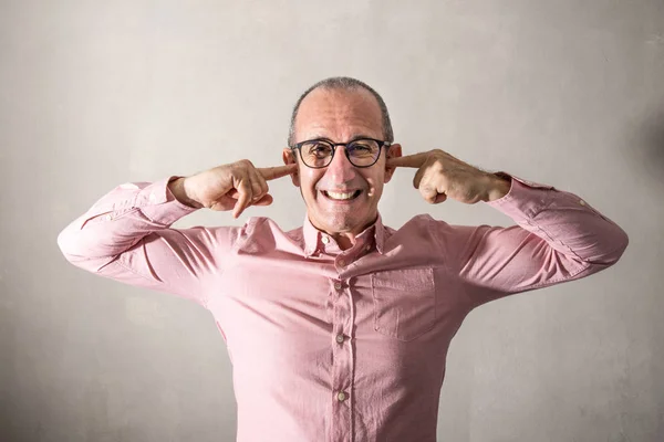 Hombre Con Dedos Las Orejas —  Fotos de Stock