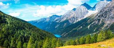 Dolomites'in dağ panoraması