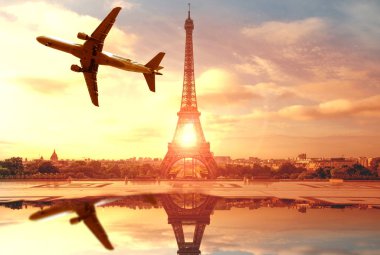Paris'te Eyfel Kulesi manzara uçak ile gün batımında