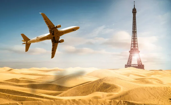 Eiffel Torony Sivatagban Repülőgép — Stock Fotó