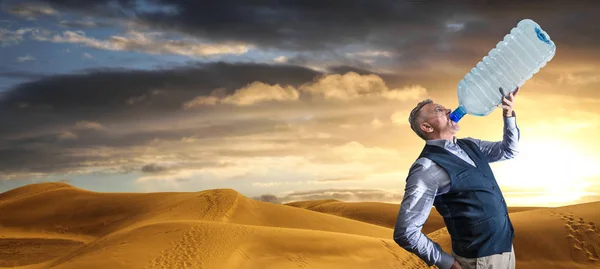 Panorama Desertico Delle Dune Tramonto Con Uomo Che Beve — Foto Stock