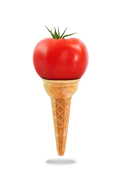 トマト味のおいしいアイス クリーム コーン — ストック写真