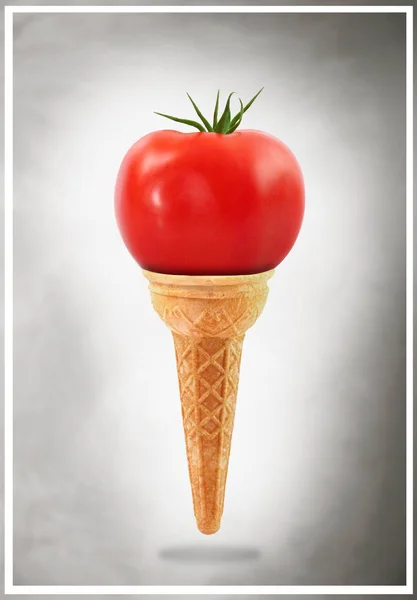 トマト味のおいしいアイス クリーム コーン — ストック写真
