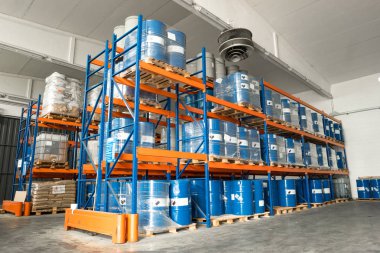 ambarında saklanan birçok Metal davul