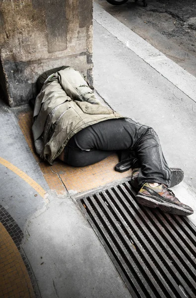 Een Bedelaar Slapen Grond — Stockfoto