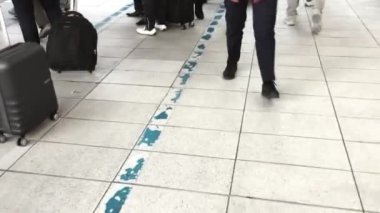 Seyahat etmek tren istasyonuna yürüyüş