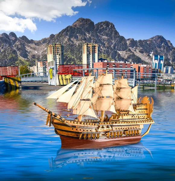 Segelfartyg som seglar mellan staden och berget — Stockfoto