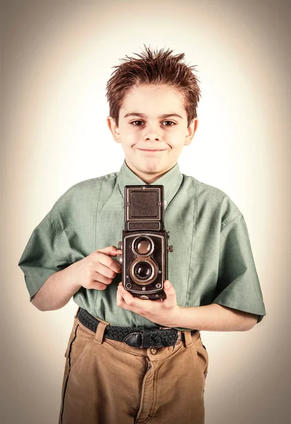 Vintage bir kamera ile küçük çocuk — Stok fotoğraf