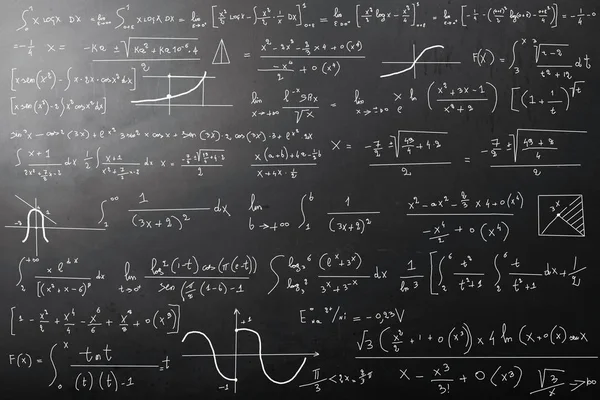 Yazı tahtası üzerinde karmaşık matematiksel hesaplamalar