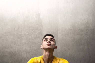 Genç bir adam arıyorum