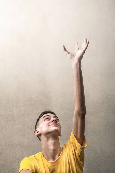 Jovem Levanta Braços Para Cima — Fotografia de Stock