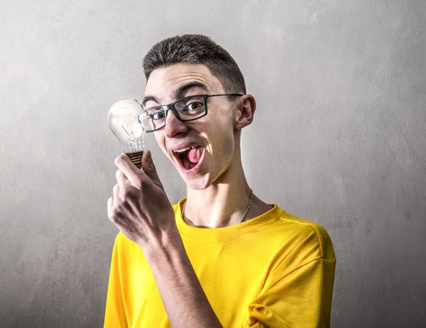 Menino Com Olhar Engraçado Com Uma Lâmpada Mão — Fotografia de Stock