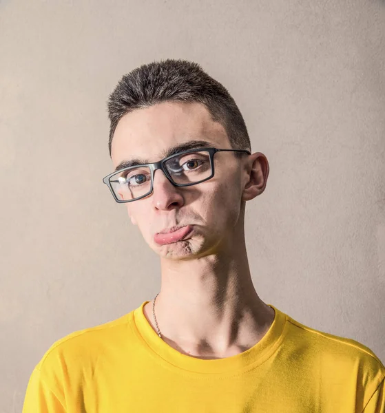 Pojke Med Gul Shirt Och Uttråkad Uttryck — Stockfoto