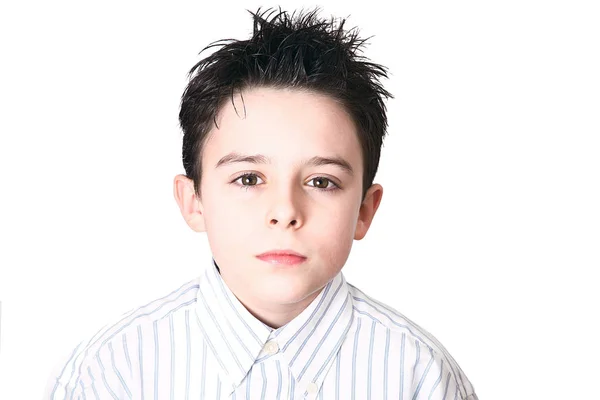 Jeune garçon avec un regard sérieux sur un fond blanc — Photo