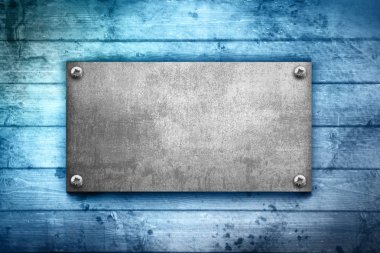 ahşap arka plan üzerinde endüstriyel metal plaka