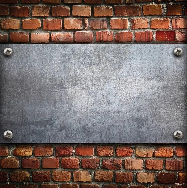 Duvar arka planında endüstriyel metal plaka — Stok fotoğraf