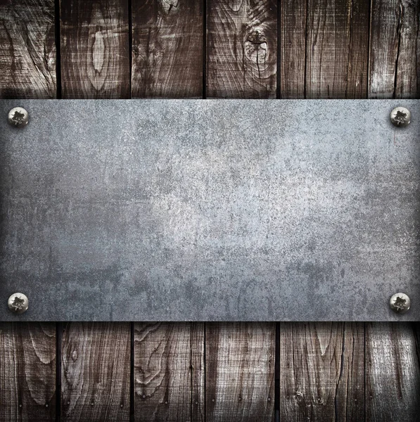 Промышленная металлическая пластина на деревянном фоне — стоковое фото