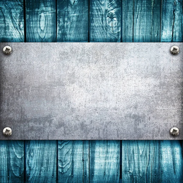 Placa de metal industrial sobre un fondo de madera — Foto de Stock