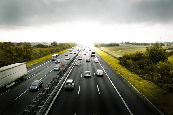 Turismos que viajan por la carretera — Foto de Stock