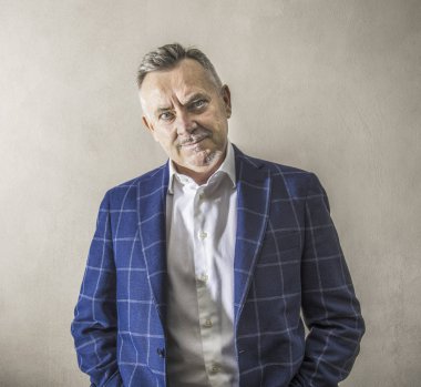 sakin bir görünüme sahip işadamı