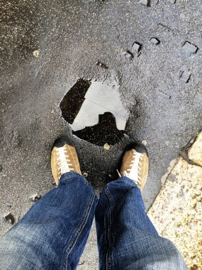 asfalt üzerinde duran