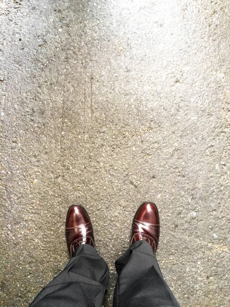 De pie sobre un asfalto —  Fotos de Stock