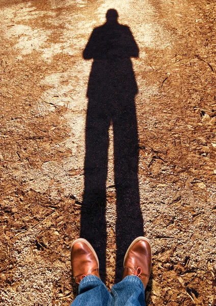 Sobre el asfalto con una sombra —  Fotos de Stock