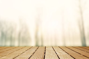 sisli kırsal bulanık panorama ile ahşap geçit